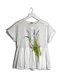 Biała bluzka z polnymi kwiatami