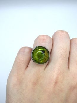 Zielony pierścionek z paprocią w żywicy