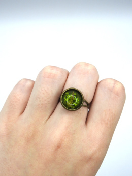 Zielony pierścionek z drobnymi kwiatami w żywicy