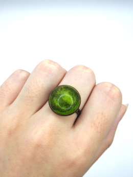 Zielony pierścionek z listkiem w żywicy