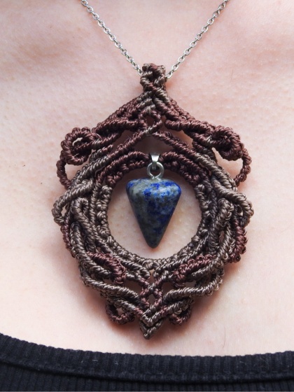 'Solveig' - wisiorek z makramową zawieszką z sodalitem UNIKAT