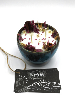 Nesoi - świeca sojowa o zapachu lawendy i oriental w ceramice