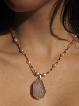 Naszyjnik z zawieszką z ametystu lawendowego, naturalnymi perłami, ametystami i 3 innymi rodzajami kamieni naturalnych