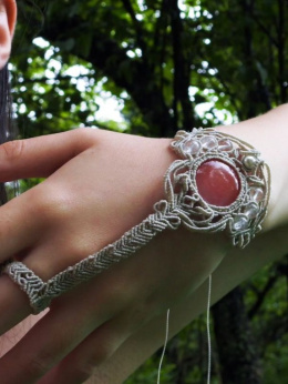 'Siegrun' - makramowa slave bracelet z kwarcem malinowym i kryształami górskimi UNIKAT