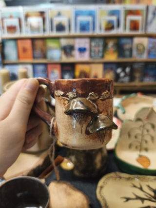 Mały kubek ceramiczny z hubami