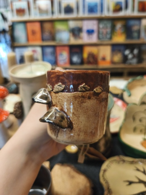 Mały kubek ceramiczny z hubami