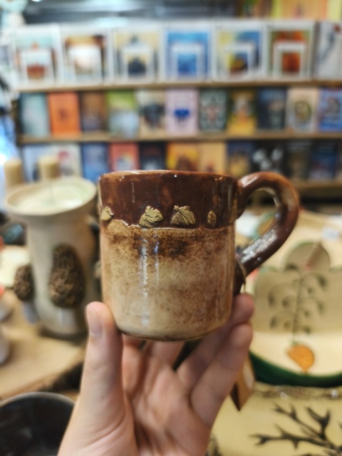Mały kubek ceramiczny z hubami