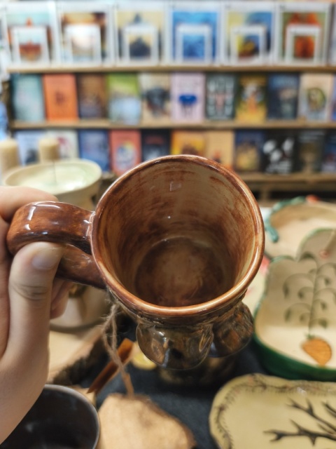 Mały kubek ceramiczny z hubami