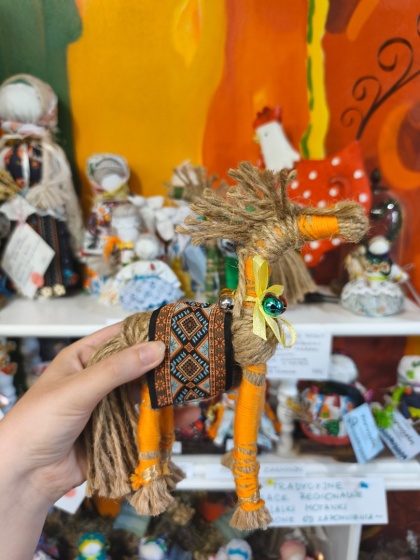 Konik motanka ze sznurka pomarańczowy