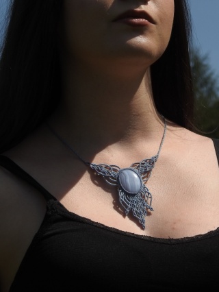 Naszyjnik makramowy z agatem blue lace z koralikami ze stali chirurgicznej w kolorze złotym