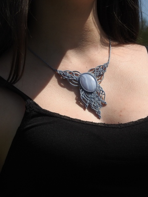 Naszyjnik makramowy z agatem blue lace z koralikami ze stali chirurgicznej w kolorze złotym