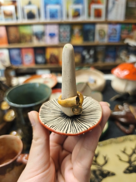 Stojak ceramiczny na pierścionek muchomor
