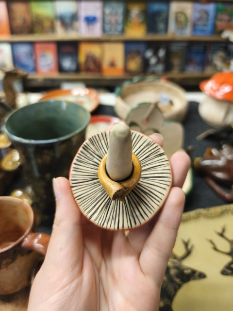 Stojak ceramiczny na pierścionek muchomor
