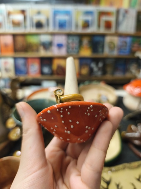 Stojak ceramiczny na pierścionek muchomor