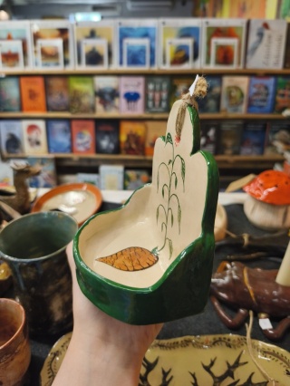 Świecznik ceramiczny do powieszenia na ścianie z roślinnym motywem