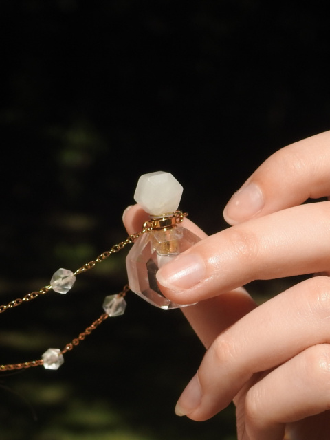 Długi wisiorek z odkręcaną perfumetką z kryształu górskiego i mniejszymi kryształami z pozłacanej stali chirurgicznej Długi wisiorek z odkręcaną perfumetką z kryształu górskiego i mniejszymi kryształami z pozłacanej stali chirurgicznej