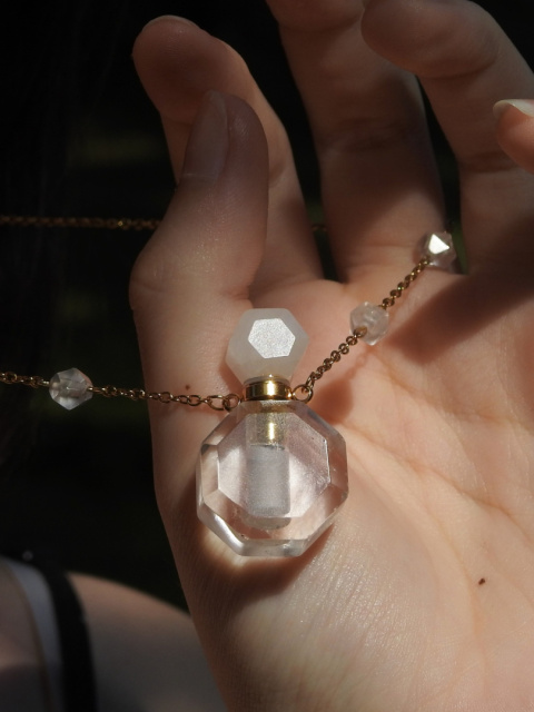 Długi wisiorek z odkręcaną perfumetką z kryształu górskiego i mniejszymi kryształami z pozłacanej stali chirurgicznej Długi wisiorek z odkręcaną perfumetką z kryształu górskiego i mniejszymi kryształami z pozłacanej stali chirurgicznej
