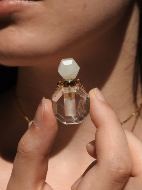 Długi wisiorek z odkręcaną perfumetką z kryształu górskiego i mniejszymi kryształami z pozłacanej stali chirurgicznej Długi wisiorek z odkręcaną perfumetką z kryształu górskiego i mniejszymi kryształami z pozłacanej stali chirurgicznej