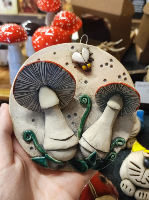 Obrazek rzeźba ceramiczna na ścianę z muchomorami i muchą Obrazek rzeźba ceramiczna na ścianę z muchomorami i muchą