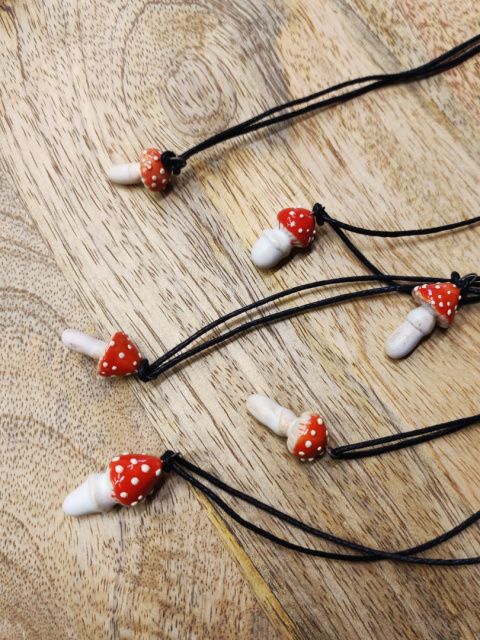 Wisiorek na szyję z ceramiczną zawieszką muchomorem Wisiorek na szyję z ceramiczną zawieszką muchomorem