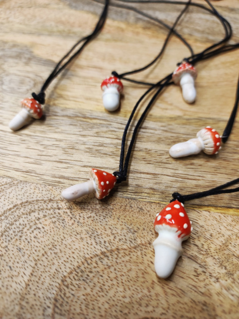 Wisiorek na szyję z ceramiczną zawieszką muchomorem Wisiorek na szyję z ceramiczną zawieszką muchomorem