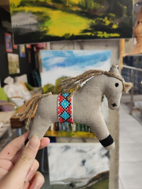 Konik mniejszy ręcznie szyty beżowo-złoty dwustronny z ręcznym haftem maskotka Konik mniejszy ręcznie szyty beżowo-złoty dwustronny z ręcznym haftem maskotka