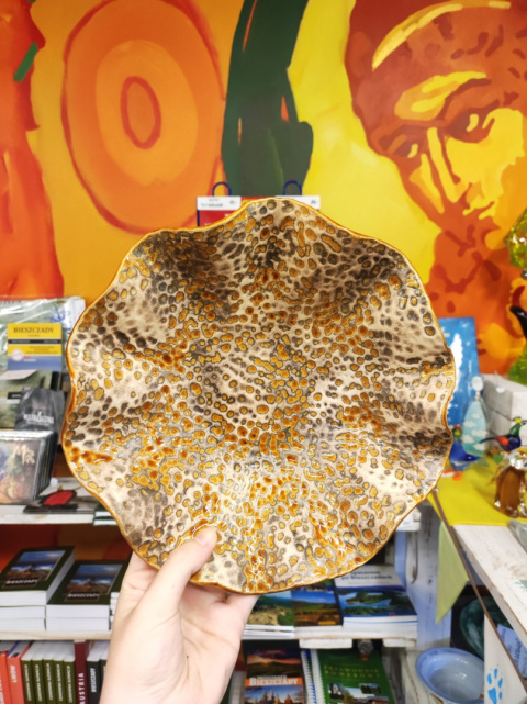 Miska ceramiczna miodowa z fakturą i falowanymi bokami Miska ceramiczna miodowa z fakturą i falowanymi bokami