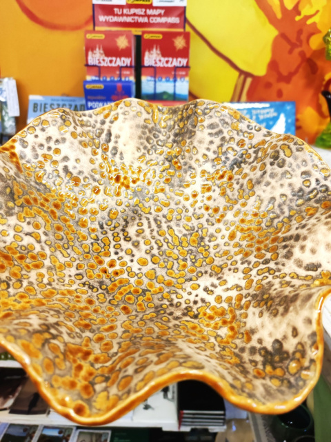 Miska ceramiczna miodowa z fakturą i falowanymi bokami Miska ceramiczna miodowa z fakturą i falowanymi bokami