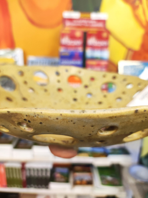 Miska ceramiczna beżowa z dziurami
