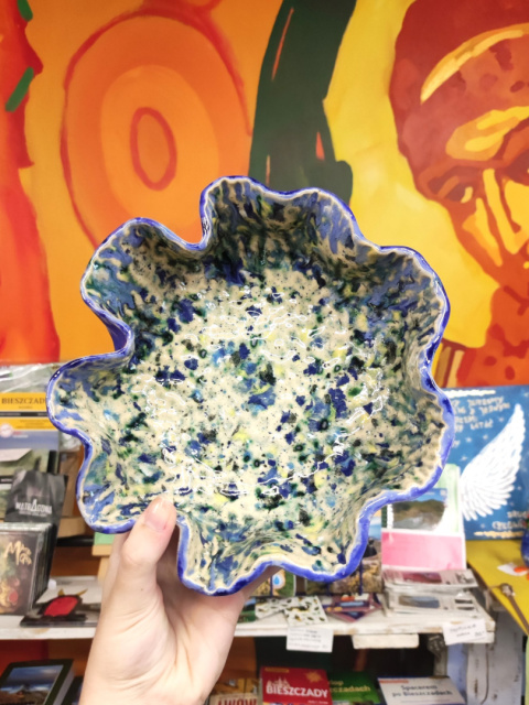 Miska ceramiczna w łatki z niebieskimi falowanymi bokami
