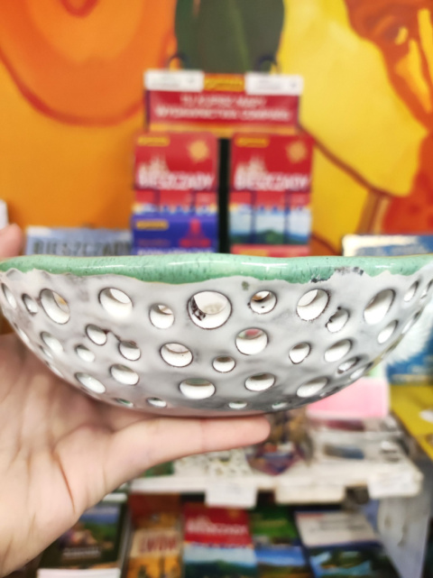 Miska ceramiczna miętowo-biała z dziurami