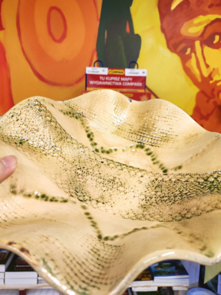 Miska ceramiczna beżowo-zielona z falowanymi bokami