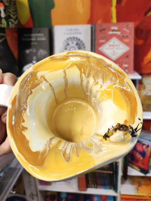 Ozdobny kubek ceramiczny z falbanką ręcznie malowany pejzaż żółty Ozdobny kubek ceramiczny z falbanką ręcznie malowany pejzaż żółty