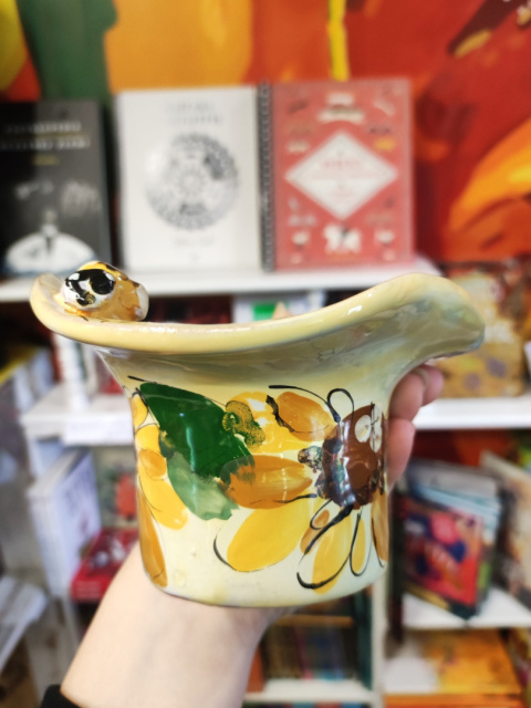 Ozdobny kubek ceramiczny z falbanką ręcznie malowany pejzaż żółty Ozdobny kubek ceramiczny z falbanką ręcznie malowany pejzaż żółty