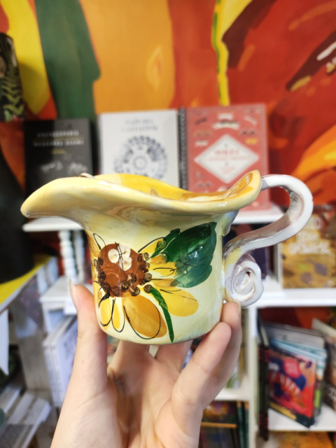 Ozdobny kubek ceramiczny z falbanką ręcznie malowany pejzaż żółty Ozdobny kubek ceramiczny z falbanką ręcznie malowany pejzaż żółty