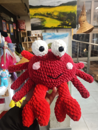 Pluszowy krab maskotka robiona ręcznie na szydełku