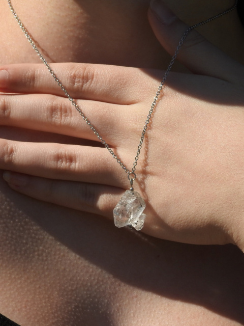 Wisiorek z diamentem herkimer ze stali chirurgicznej