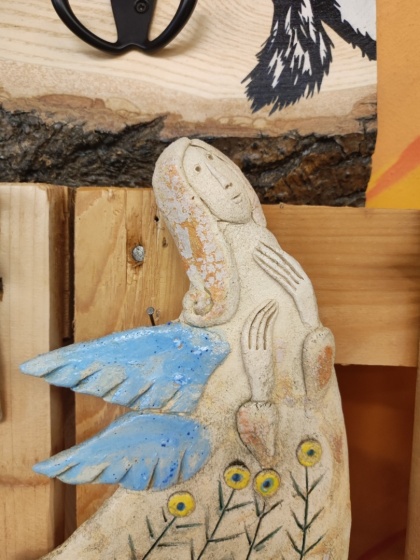 Anioł ceramiczny z drucianymi nogami 2