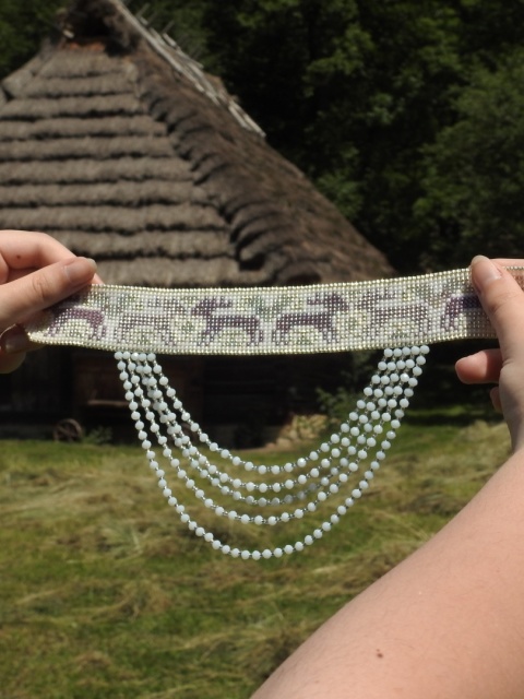 Dwuczęściowa rekonstrukcja sylianki z motywem jeleni z Huculszczyzny z pierwszej połowy XX wieku Dwuczęściowa rekonstrukcja sylianki z motywem jeleni z Huculszczyzny z pierwszej połowy XX wieku