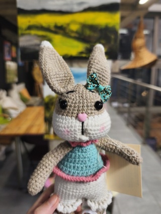 Króliczka Malwinka w spodenkach maskotka robiona ręcznie na szydełku