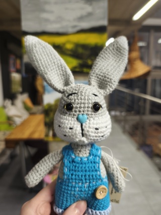 Królik Maciek w ogrodniczkach maskotka robiona ręcznie na szydełku