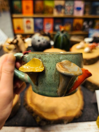 Kubek ceramiczny z grzybami