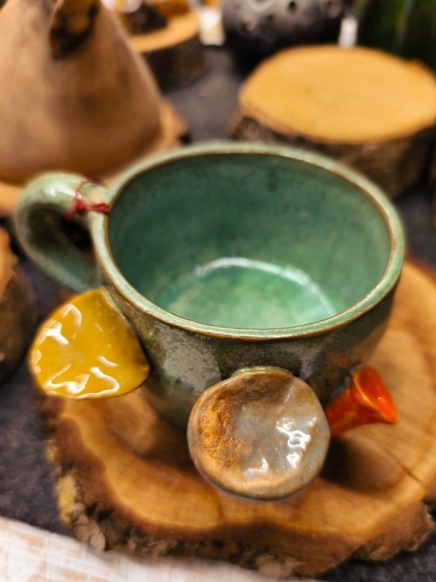 Kubek ceramiczny z grzybami