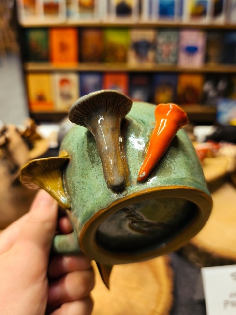 Kubek ceramiczny z grzybami