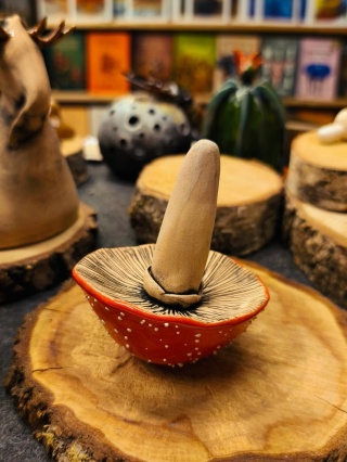 Stojak na pierścionki ceramiczny muchomor