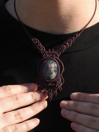 Naszyjnik makramowy z agatem mszystym z koralikami ze stali chirurgicznej w kolorze złotym