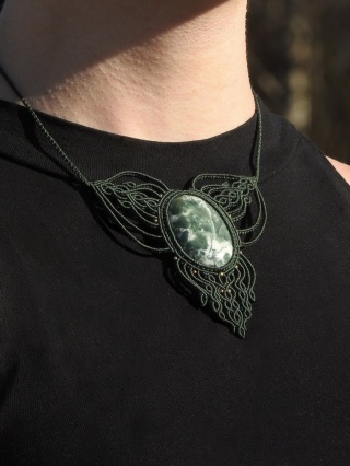 Naszyjnik makramowy z agatem mszystym z koralikami ze stali chirurgicznej w kolorze złotym