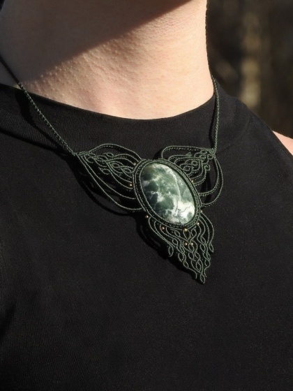 Naszyjnik makramowy z agatem mszystym z koralikami ze stali chirurgicznej w kolorze złotym