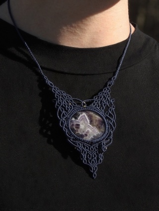 Naszyjnik makramowy z ametystem chevron z koralikami ze stali chirurgicznej w kolorze złotym