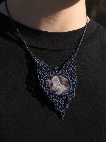 Naszyjnik makramowy z ametystem chevron z koralikami ze stali chirurgicznej w kolorze złotym